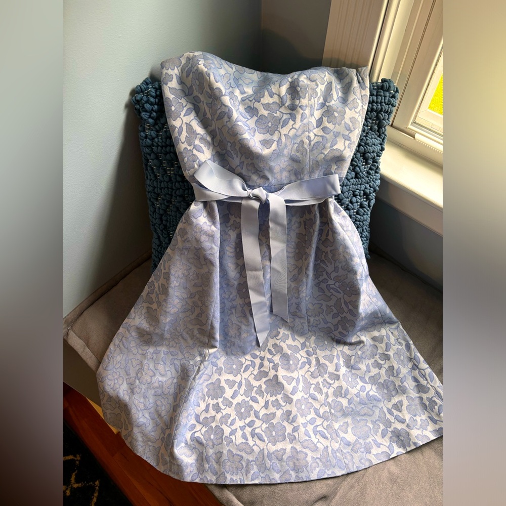 Beautiful size 0 Loft. May be worn strapless or with straps included